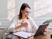 Woman providing digital support via a tablet